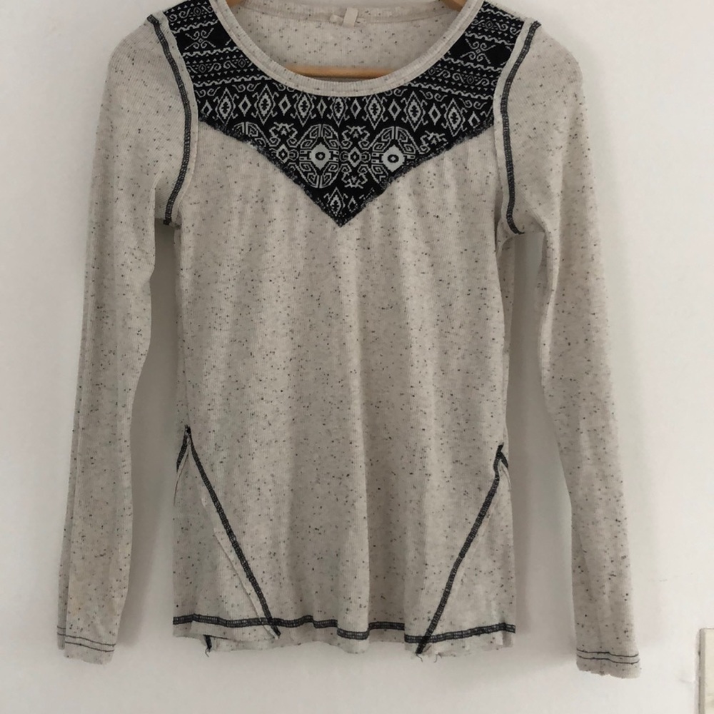 Soft long sleeve with Aztec print! 🌻